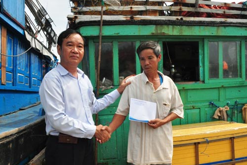 Hỗ trợ ngư dân bị tàu Trung Quốc tấn công