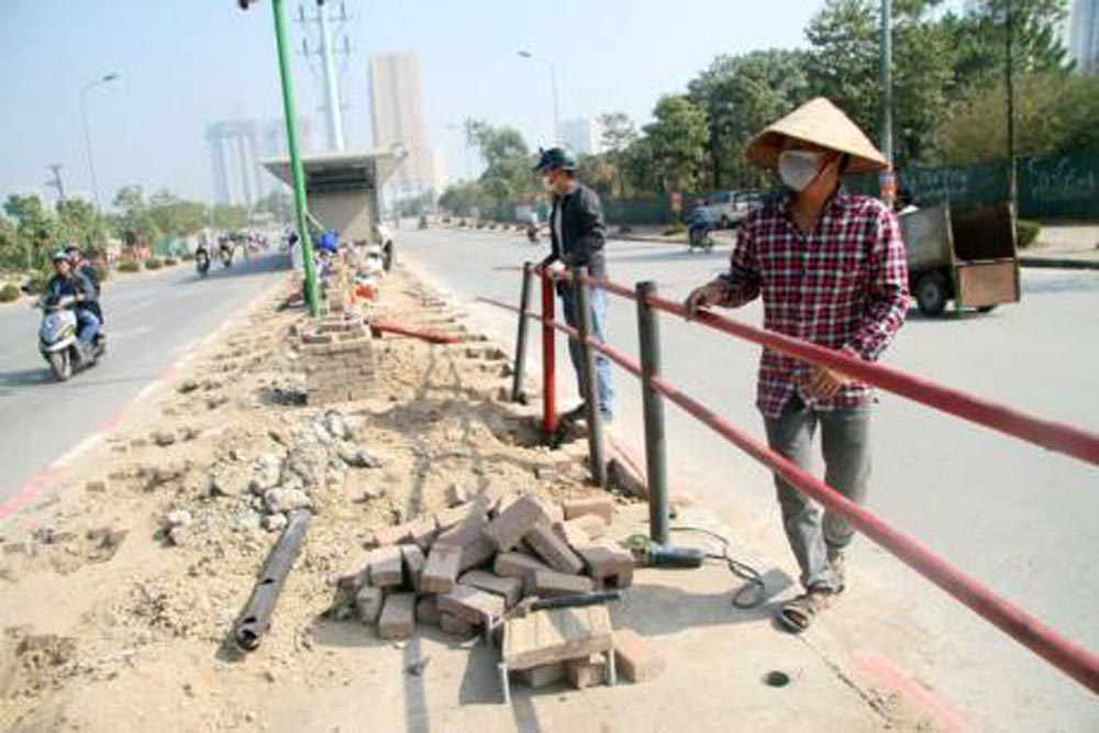 
Trước đ&oacute;, ng&agrave;y 13-12, nhiều nh&agrave; chờ thuộc tuyến xe bu&yacute;t ngang vẫn ngổn ngang vật liệu x&acirc;y dựng - Ảnh: CTV
