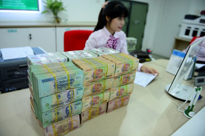 Vì sao các ngân hàng đua tăng lãi suất tiền gửi?