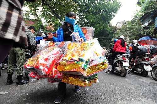 Thịt gà đắt hàng trước ngày ông Táo, đồ lễ chênh giá lớn
