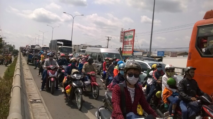 Dân miền Tây đổ về TP HCM đông nghẹt Quốc lộ 1