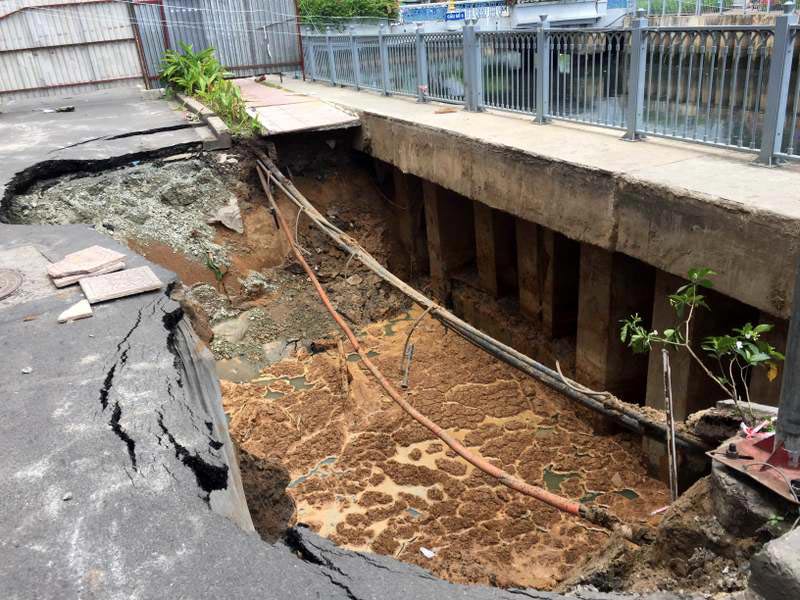 TP HCM: Sụt lún nghiêm trọng trên đường Trường Sa