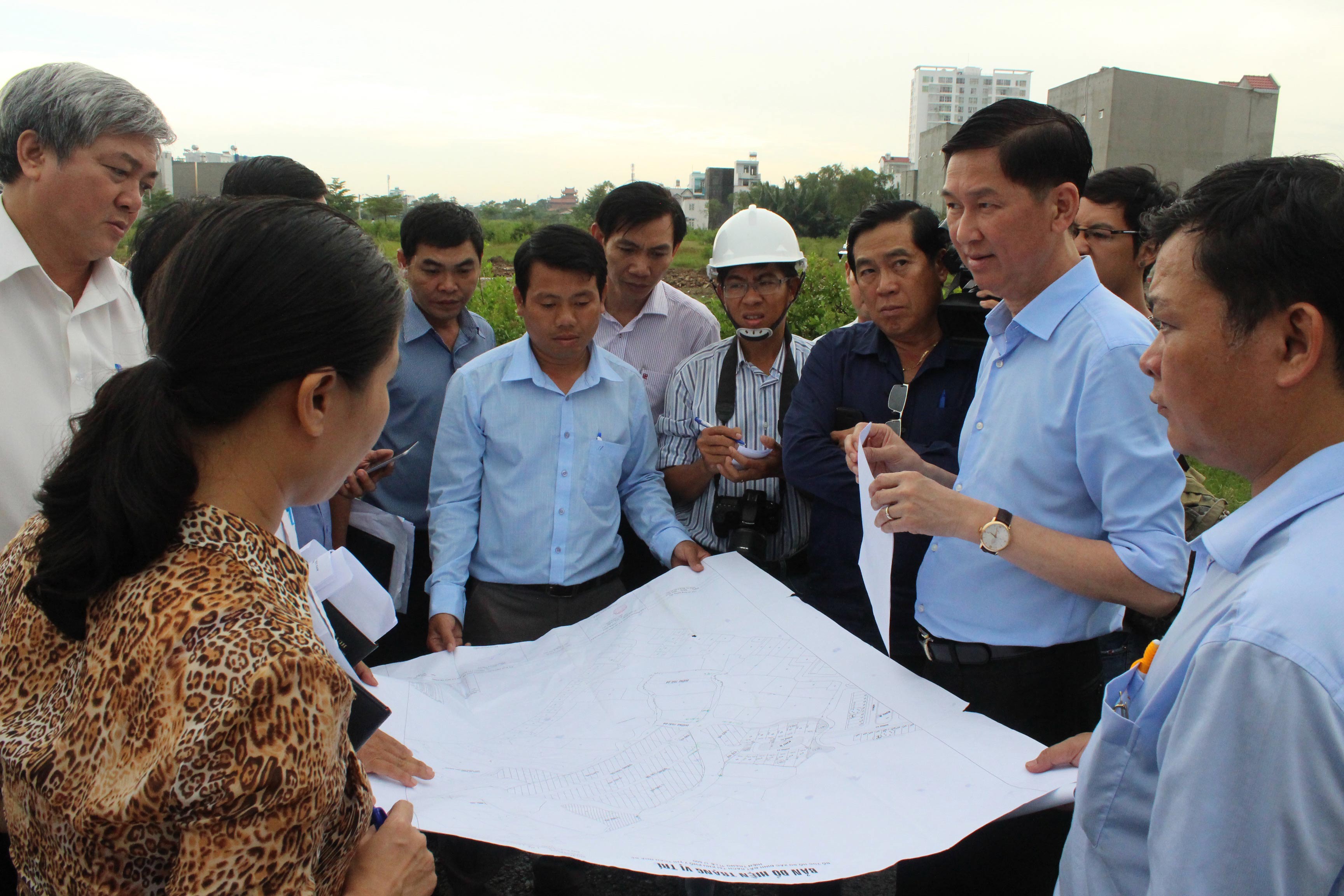Phó Chủ tịch UBND TP HCM Trần Vĩnh Tuyến (thứ hai từ phải sang) kiểm tra việc lấn chiếm hệ thống thoát nước tại huyện Nhà Bè Ảnh: BẢO NGHI