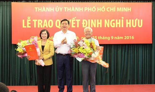 Trao quyết định nghỉ hưu cho nguyên lãnh đạo TP HCM