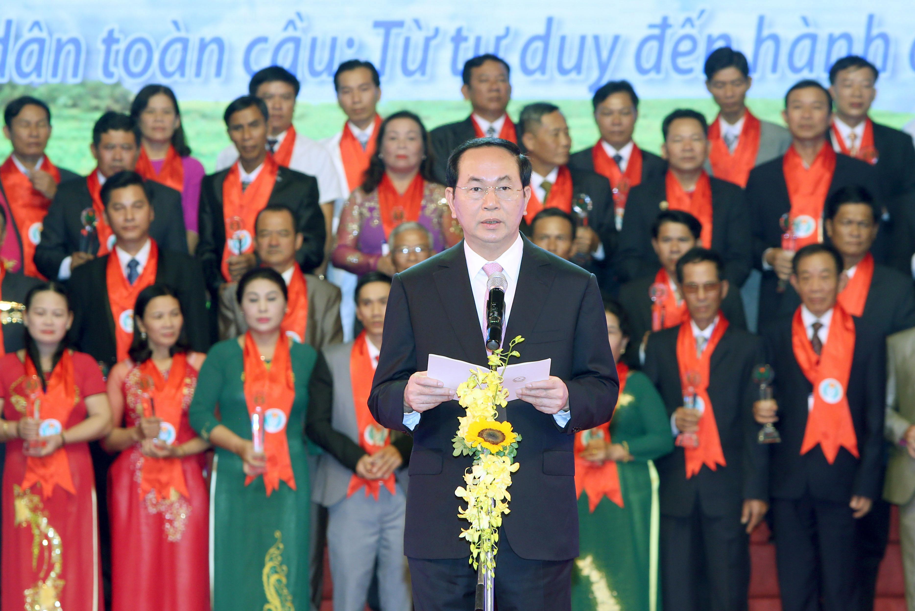 
Chủ tịch nước Trần Đại Quang ph&aacute;t biểu tại lễ t&ocirc;n vinh v&agrave; trao danh hiệu N&ocirc;ng d&acirc;n Việt Nam xuất sắc năm 2016 Ảnh: TTXVN
