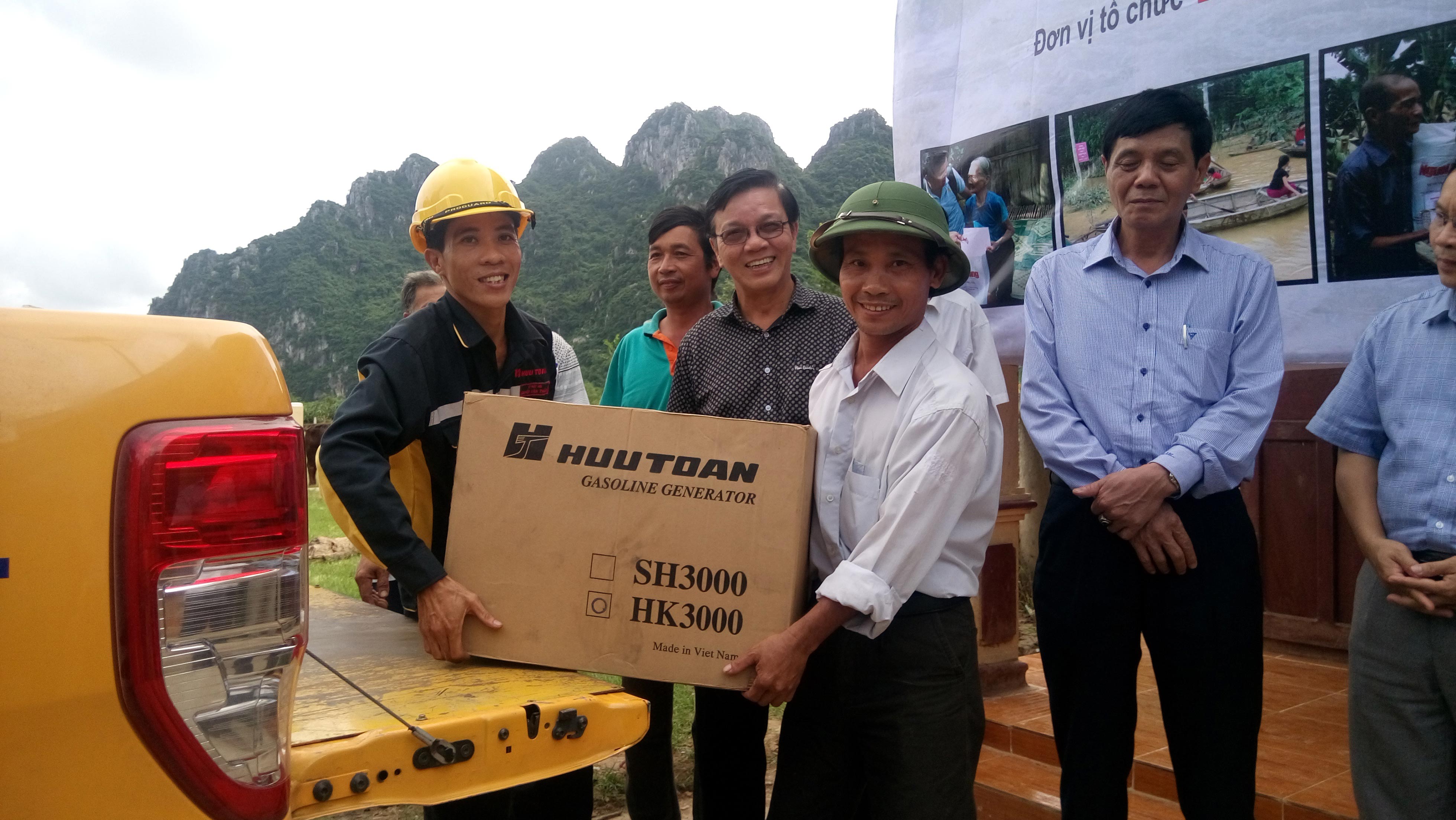 CHƯƠNG TRÌNH “ÁNH SÁNG TRONG LŨ” CỦA BÁO NGƯỜI LAO ĐỘNG: Trao 15 máy phát điện cho người dân Quảng Bình
