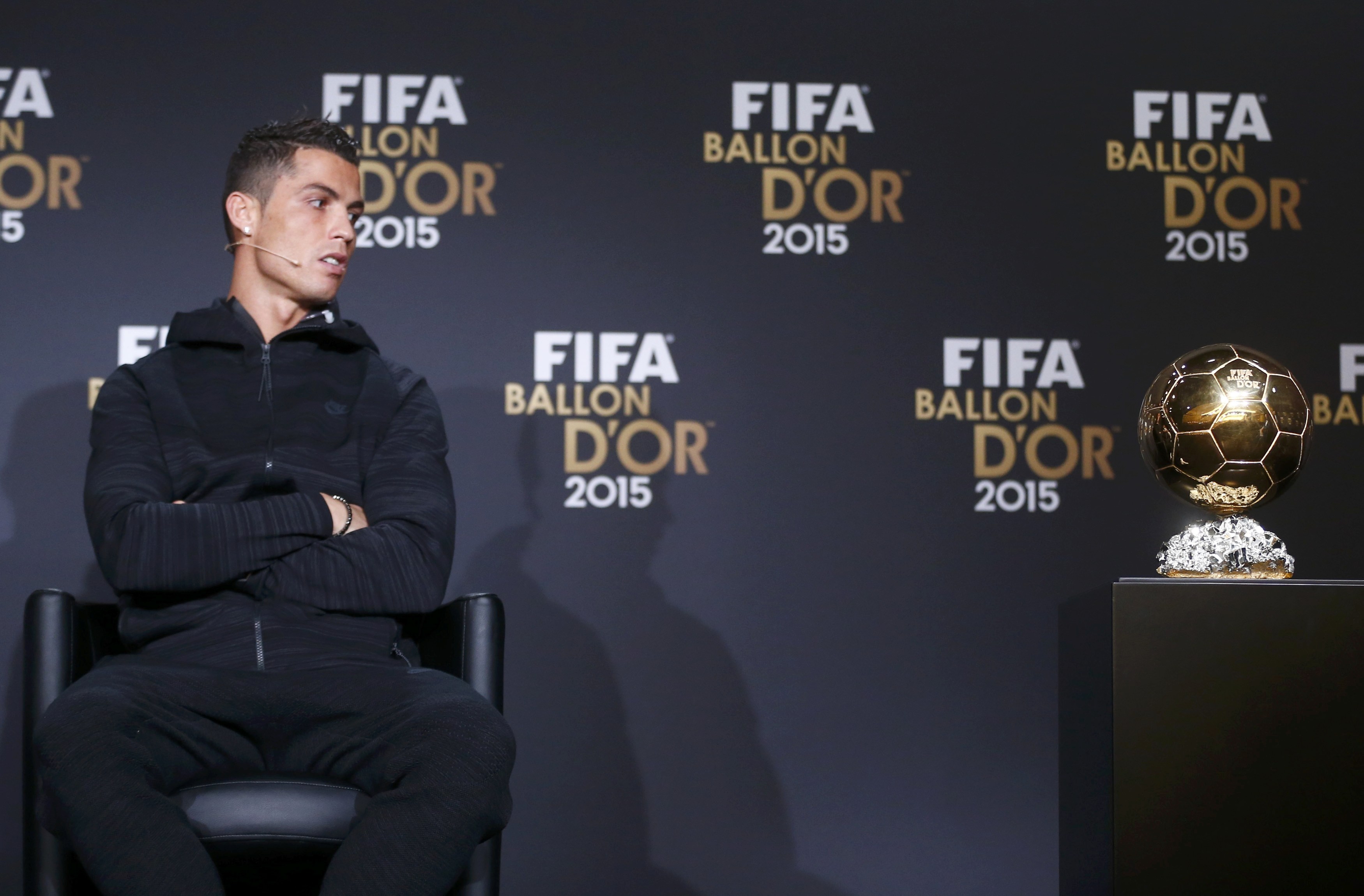 
Ronaldo thất vọng nh&igrave;n Messi nhận Quả b&oacute;ng v&agrave;ng 2015
