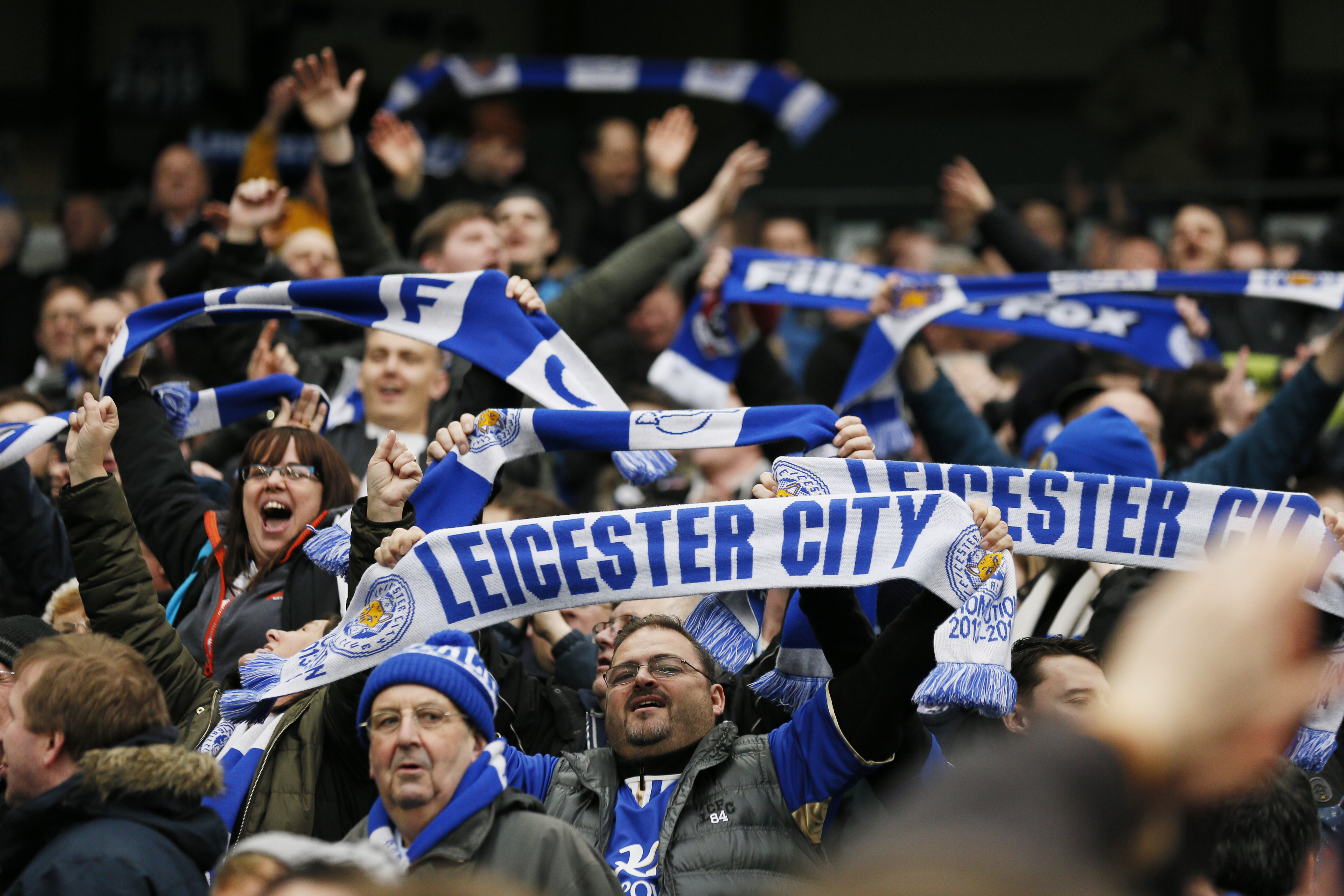 "Hủy diệt" Man City, Leicester bắt đầu mơ ngôi vua