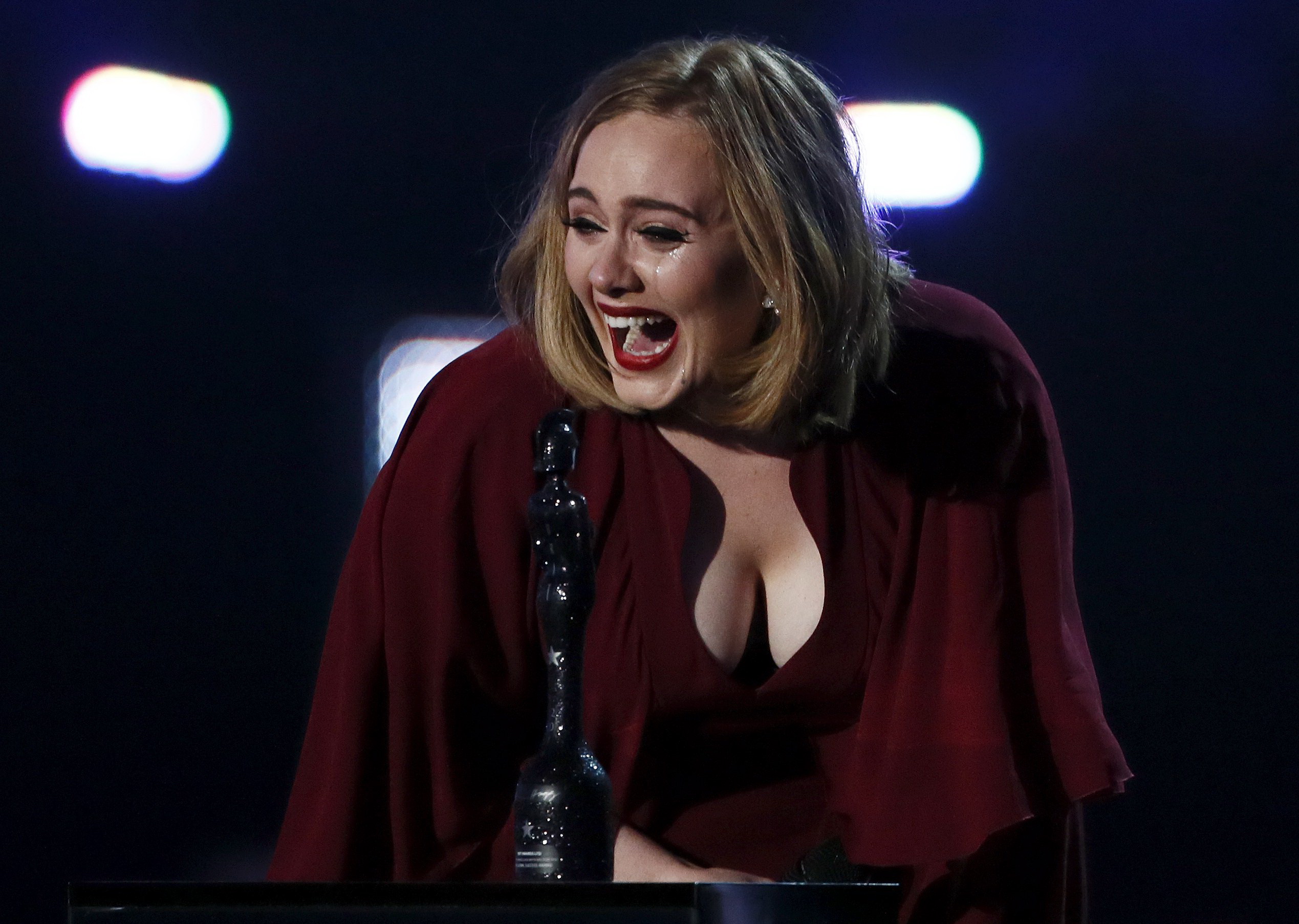 Nước mắt của “Họa mi nước Anh” Adele!