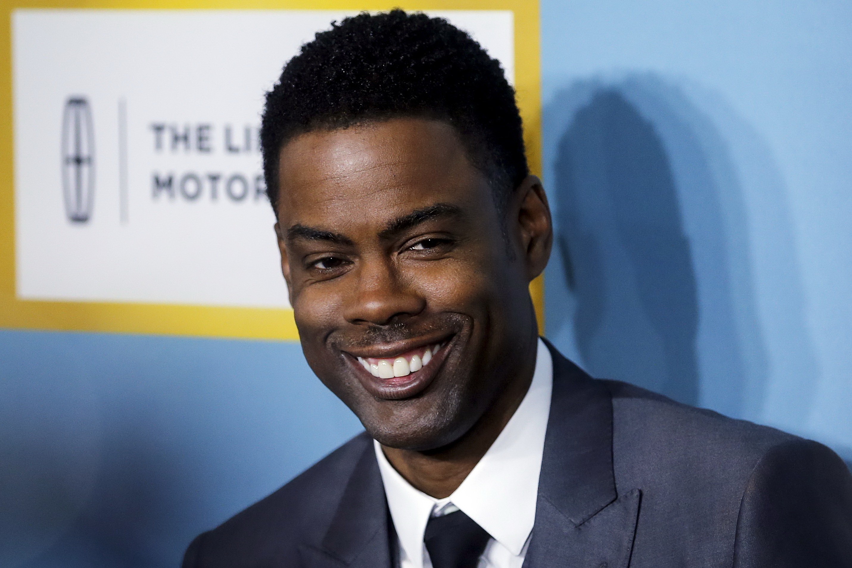 Danh h&agrave;i da m&agrave;u Chris Rock đảm nhiệm vai tr&ograve; MC