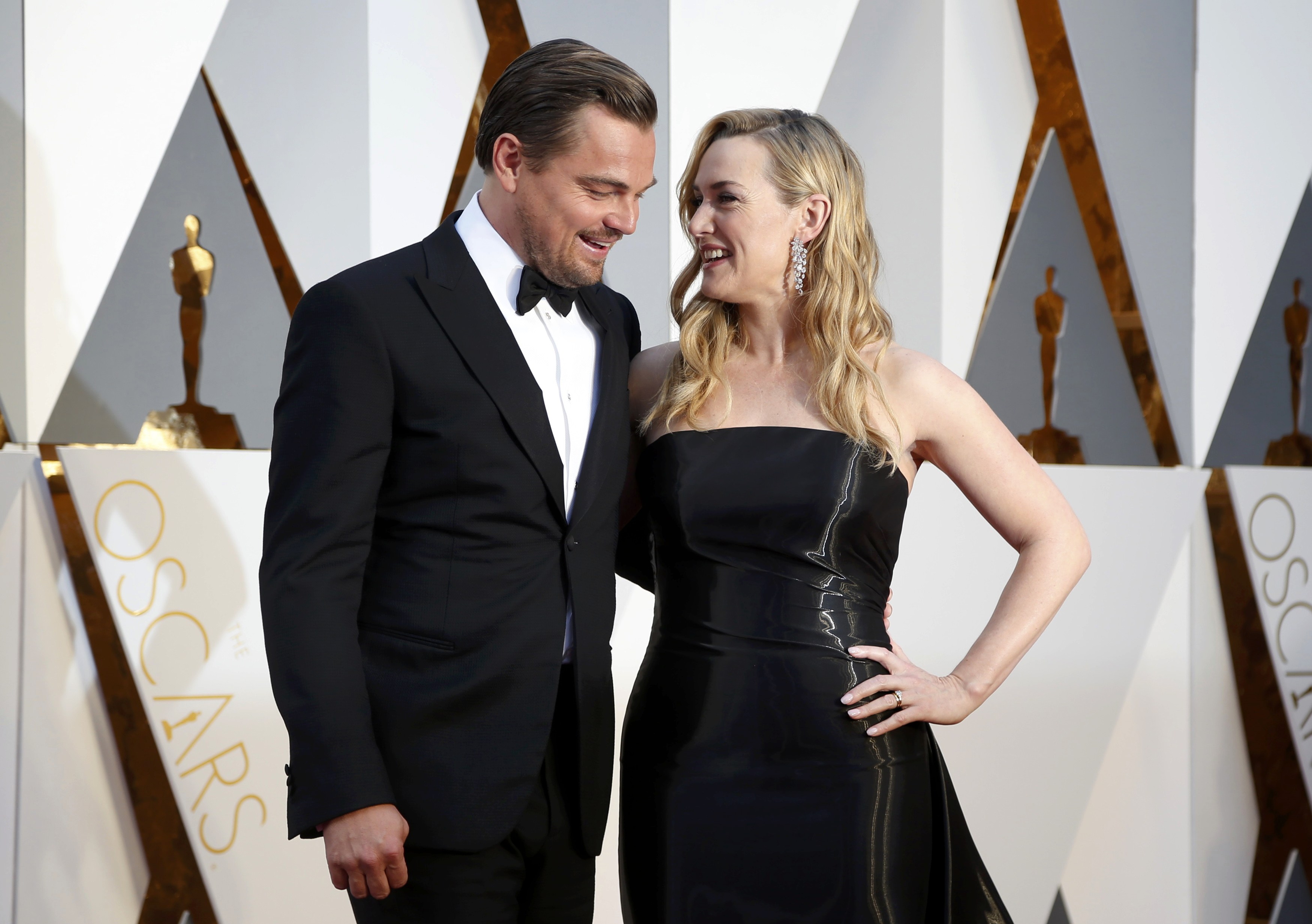Kate Winslet rơi nước mắt khi Leonardo DiCaprio đoạt giải