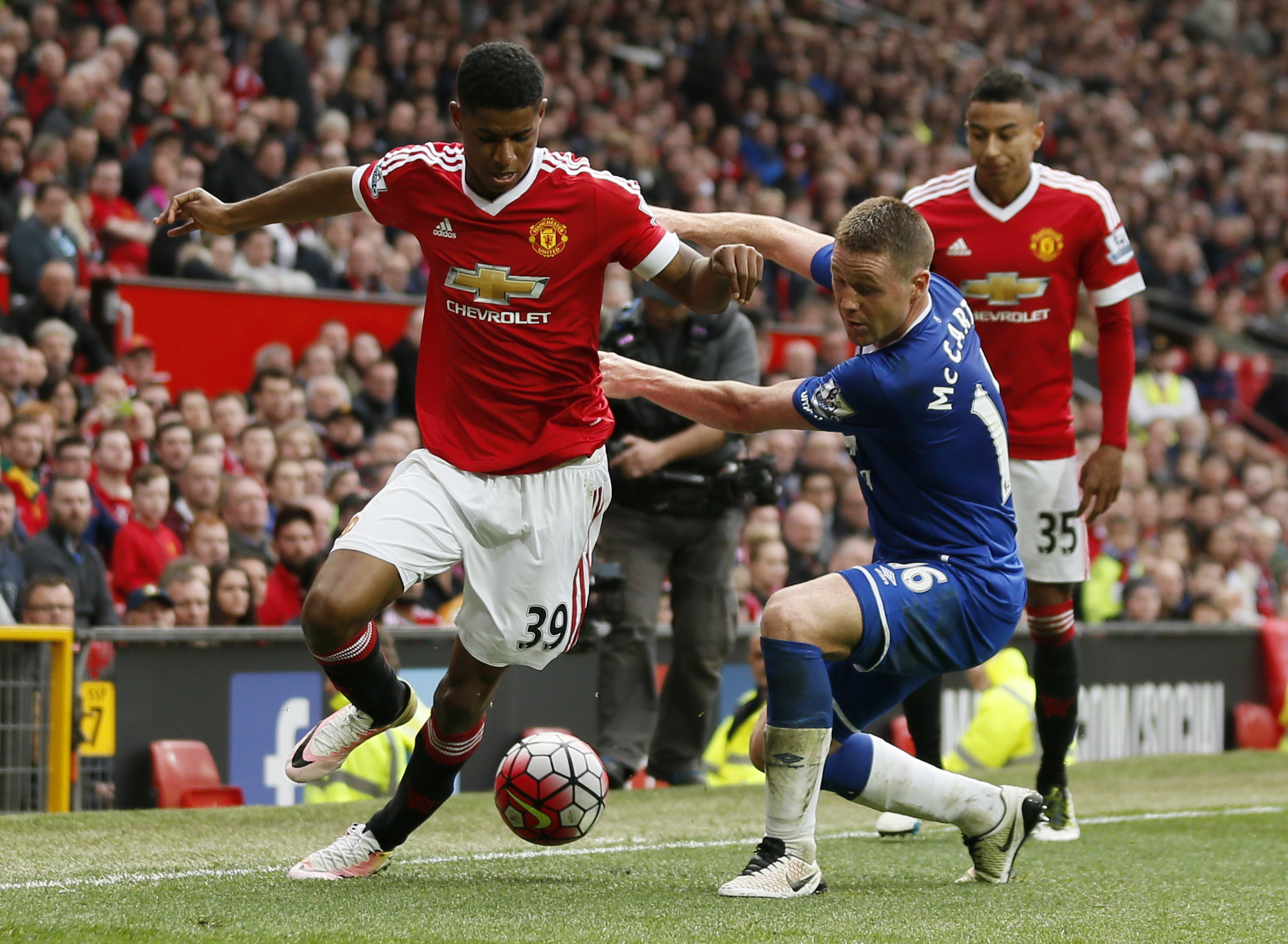 M.U - Everton 1-0: Van Gaal lại thắng nhờ sức trẻ