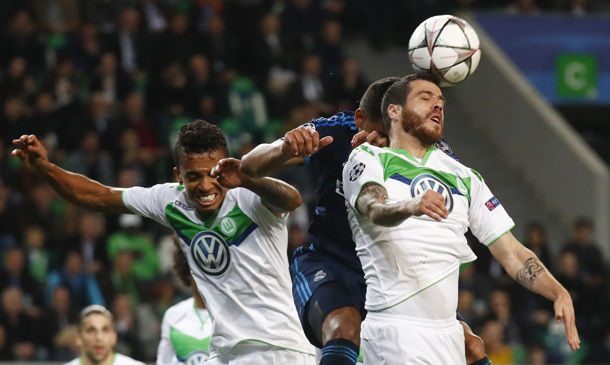 Clip hậu vệ Wolfsburg gãy răng sau đòn hiểm của Toni Kroos