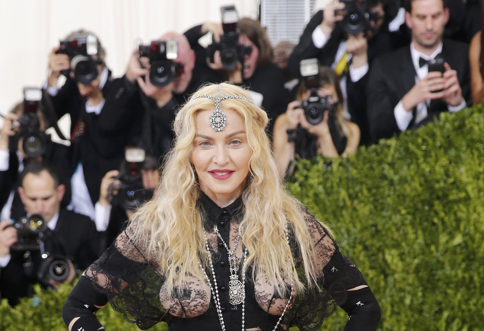 Madonna, Lady Gaga hở bạo tại “Oscar thời trang”
