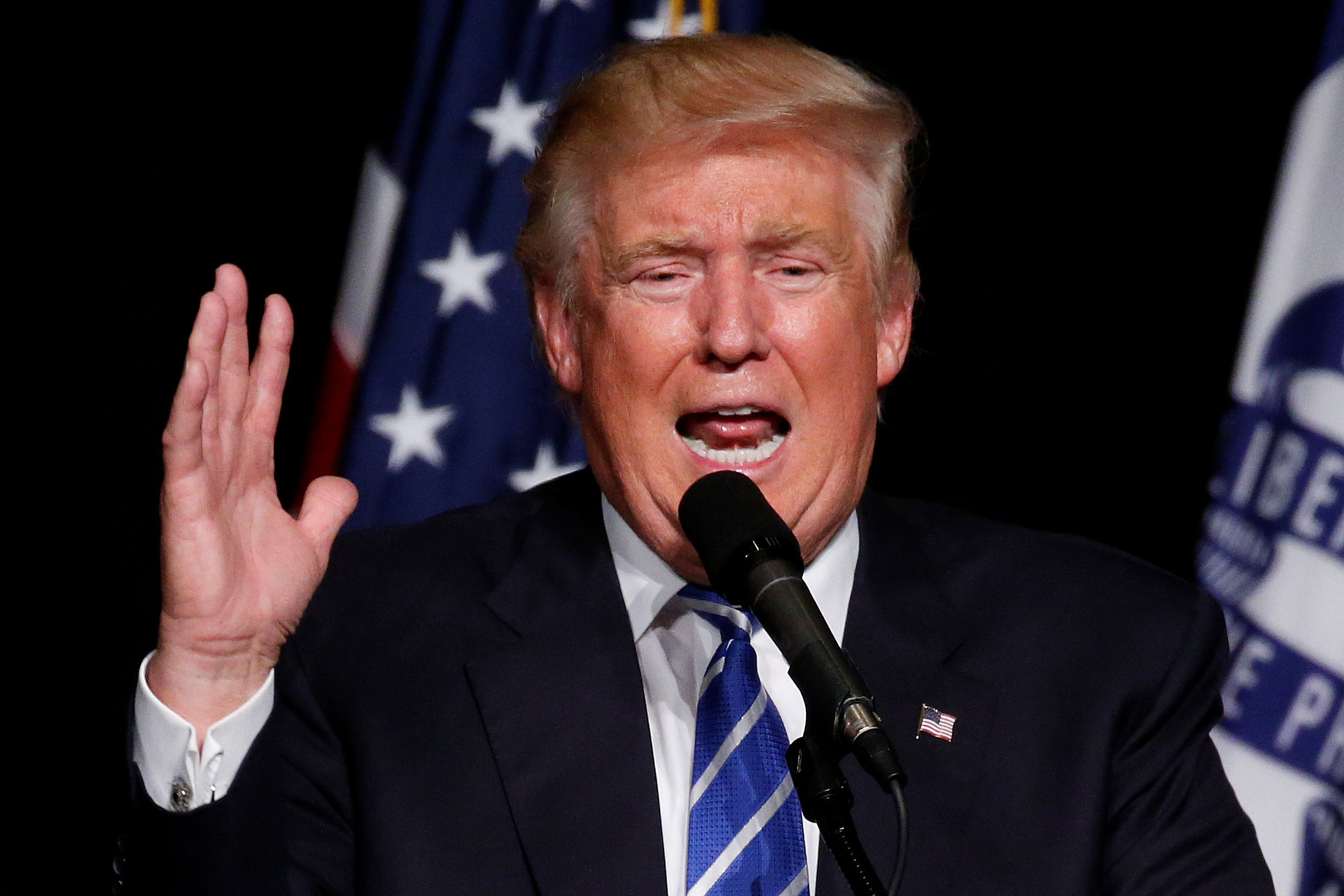 Tỉ phú Trump đòi đánh bất tỉnh người “dìm hàng” bên Đảng Dân chủ