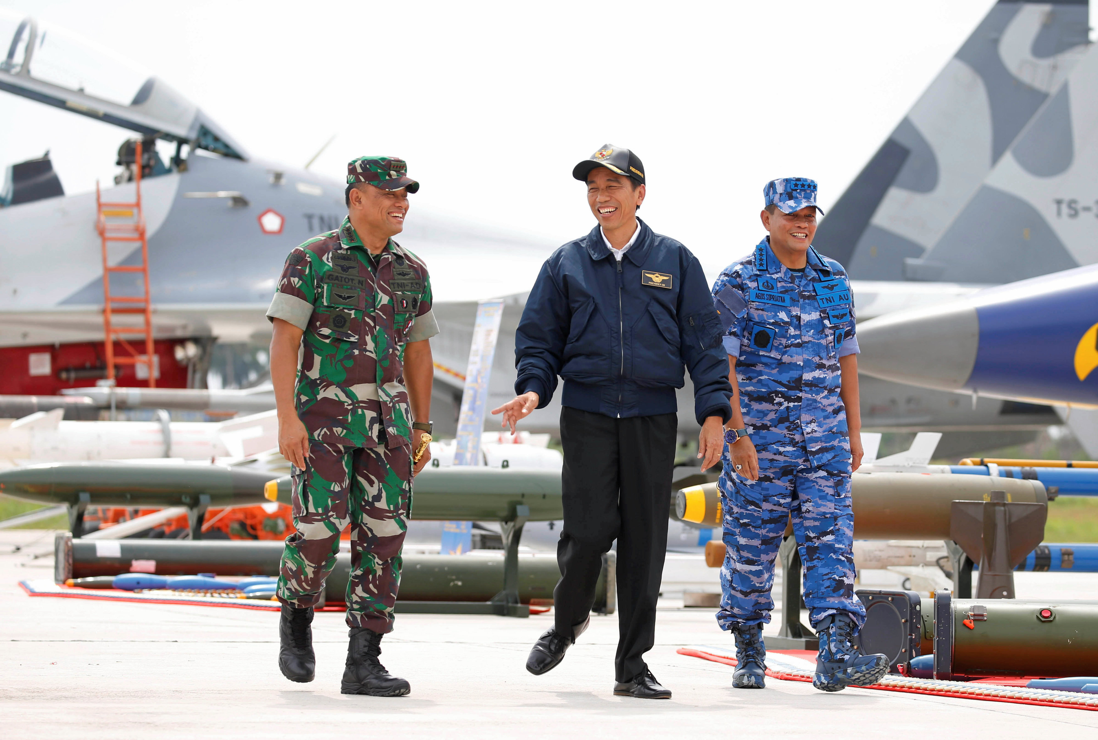 Tổng thống Joko Widodo (giữa) tại cuộc tập trận. Ảnh: Reuters