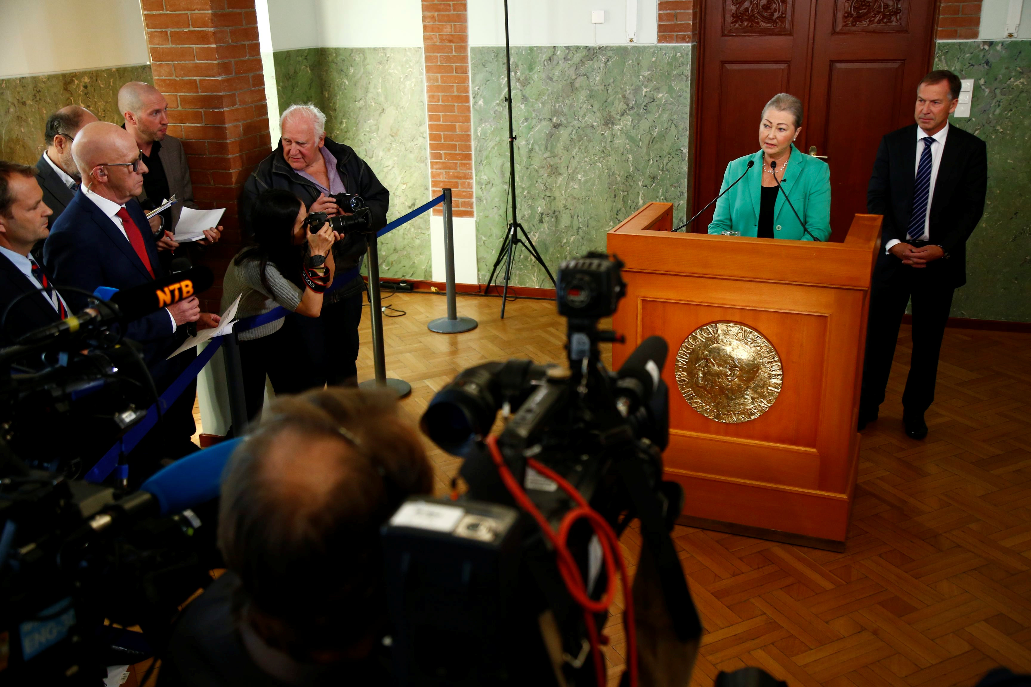 
Chủ tịch Ủy ban Nobel, b&agrave; Kaci Kullmann Five, c&ocirc;ng bố giải Nobel H&ograve;a b&igrave;nh h&ocirc;m 7-10. Ảnh: Reuters
