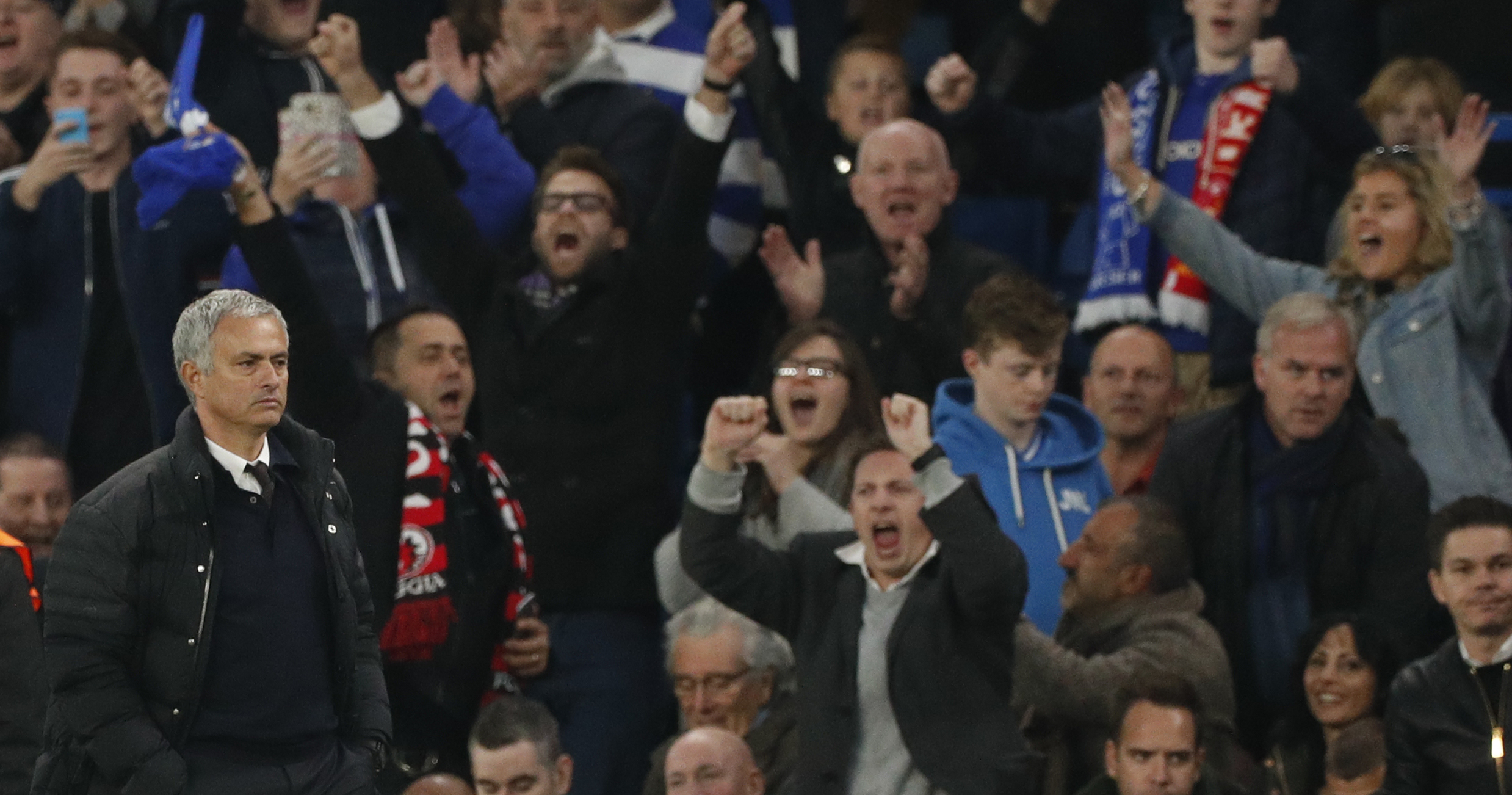 Chelsea - M.U 4-0: Ngày về ác mộng của Mourinho