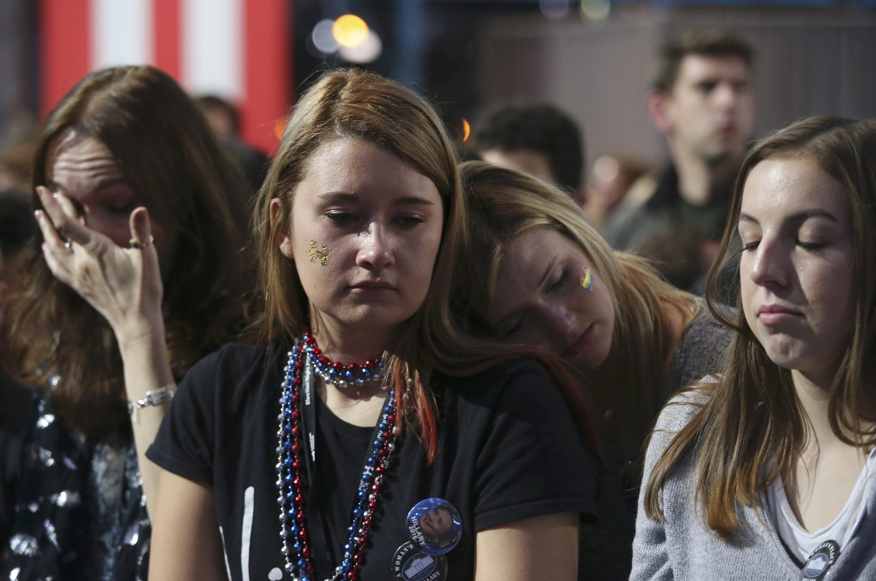 Người ủng hộ b&agrave; Clinton buồn b&atilde; sau khi kết quả bầu cử được c&ocirc;ng bố. Ảnh: Reuters