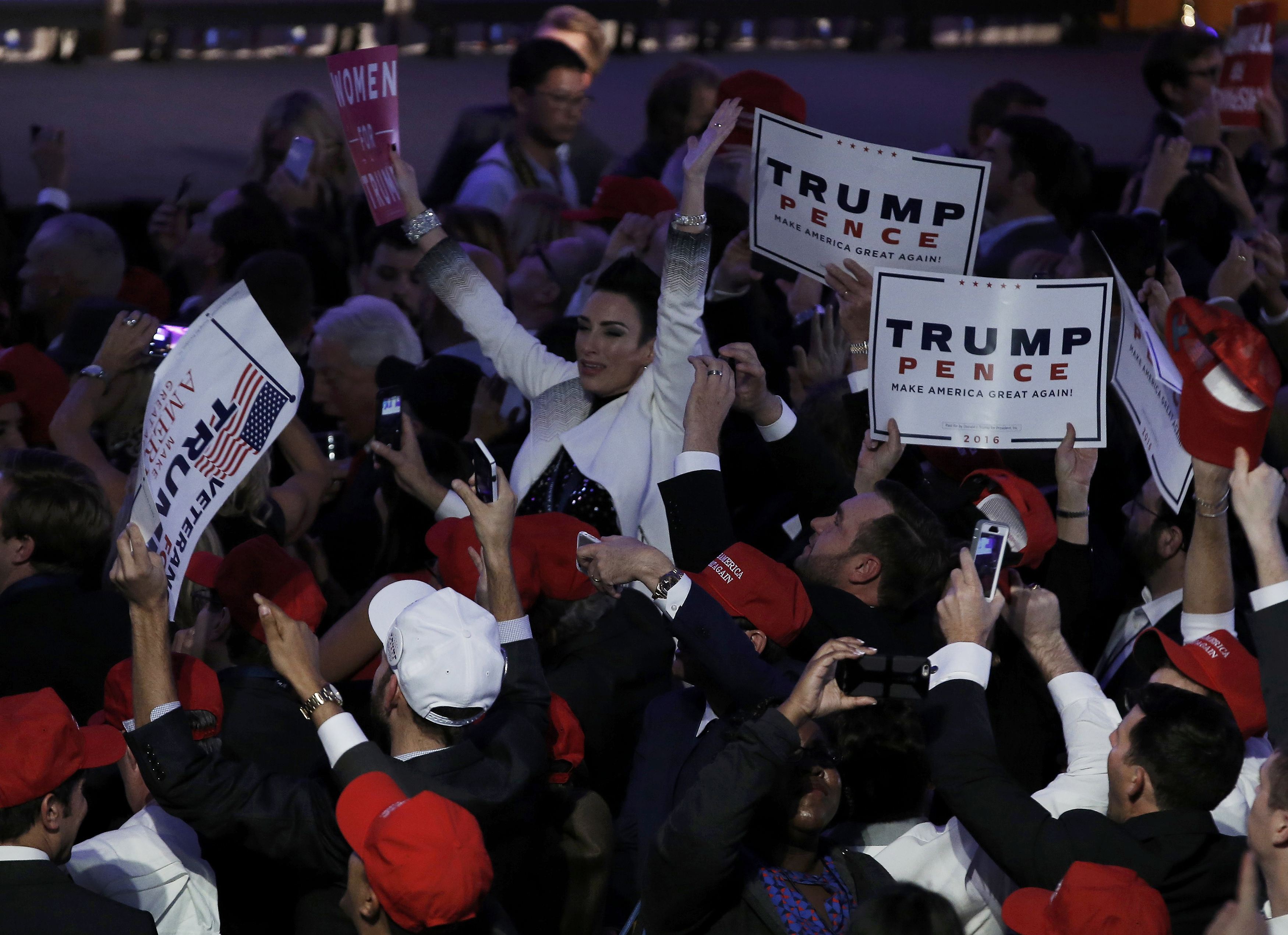 Những người ủng hộ &ocirc;ng Trump mừng chiến thắng. Ảnh: Reuters