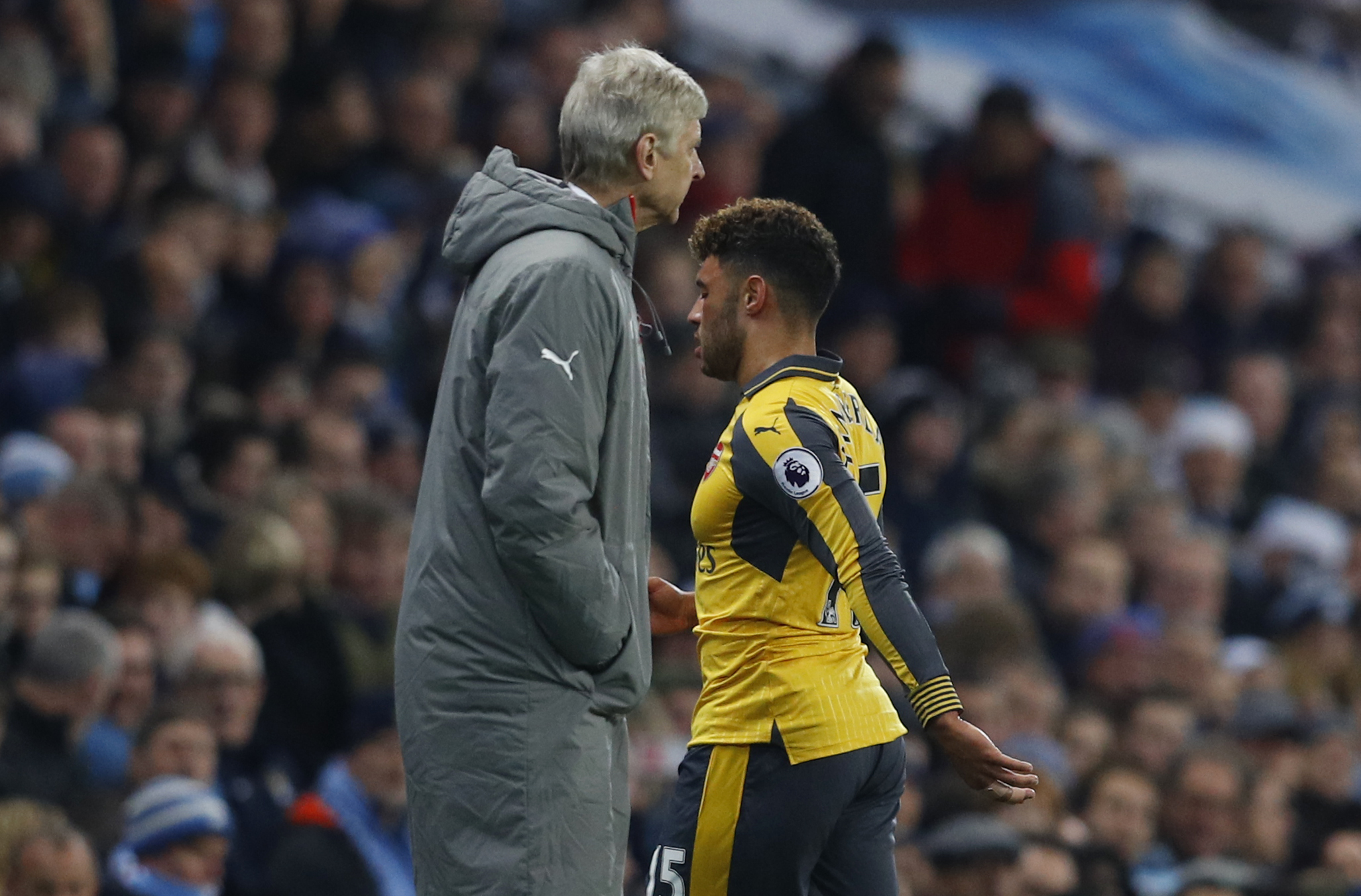 
HLV Wenger g&acirc;y thắc mắc khi tung Chamberlain rồi r&uacute;t anh ra chỉ sau đ&oacute; 12 ph&uacute;t
