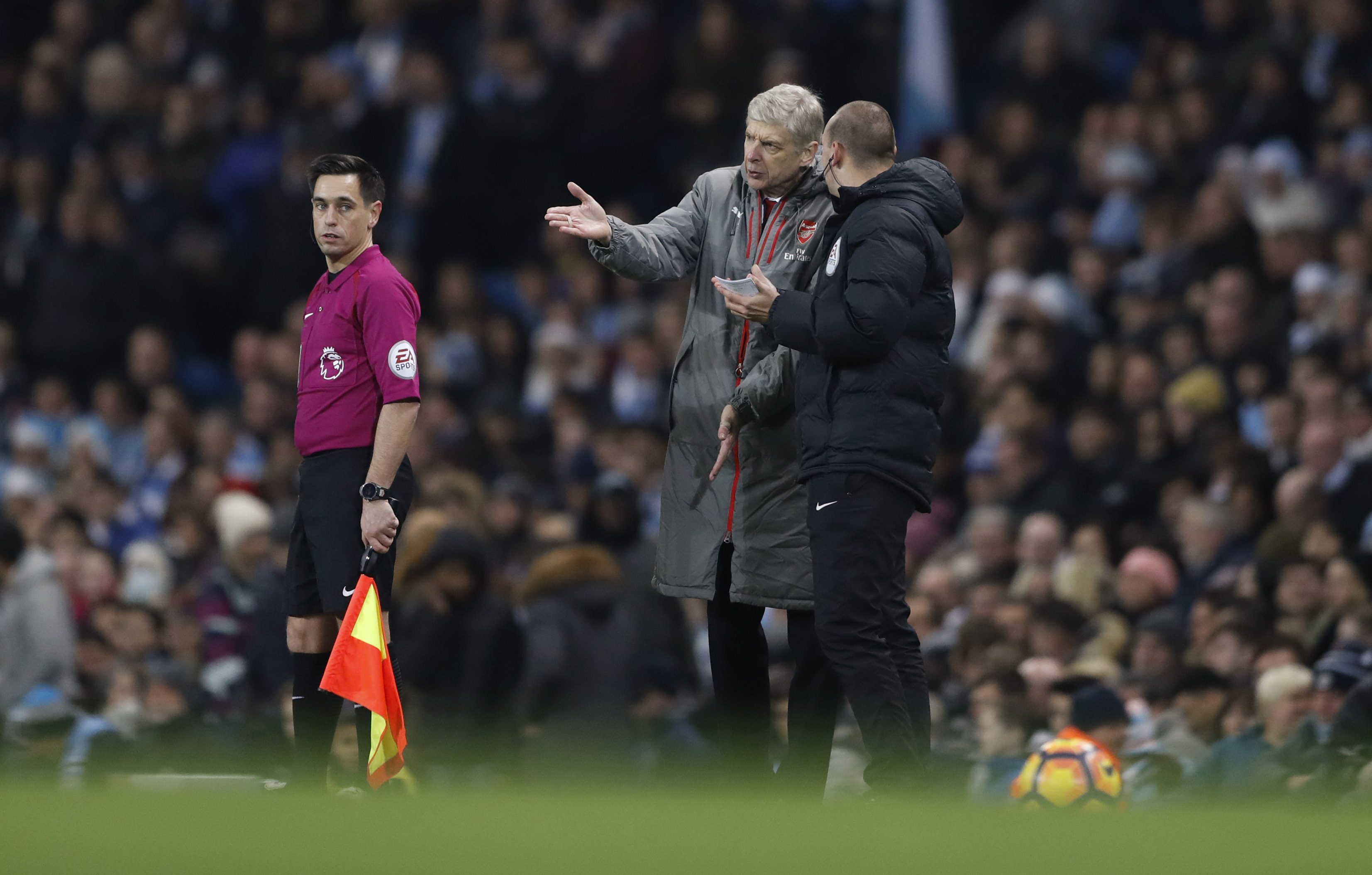 
HLV Wenger ph&agrave;n n&agrave;n với trọng t&agrave;i thứ tư
