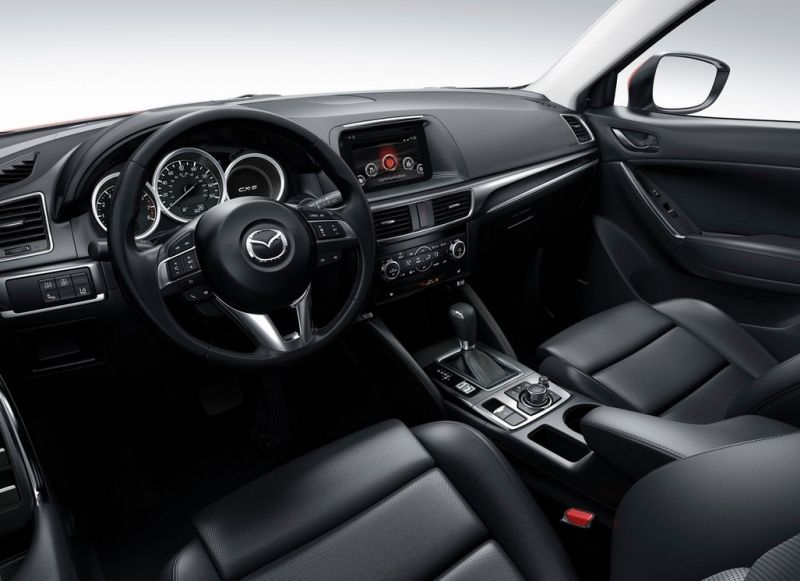 
Nội thất CX-5 được đ&aacute;nh gi&aacute; trau chuốt hơn CR-V.

