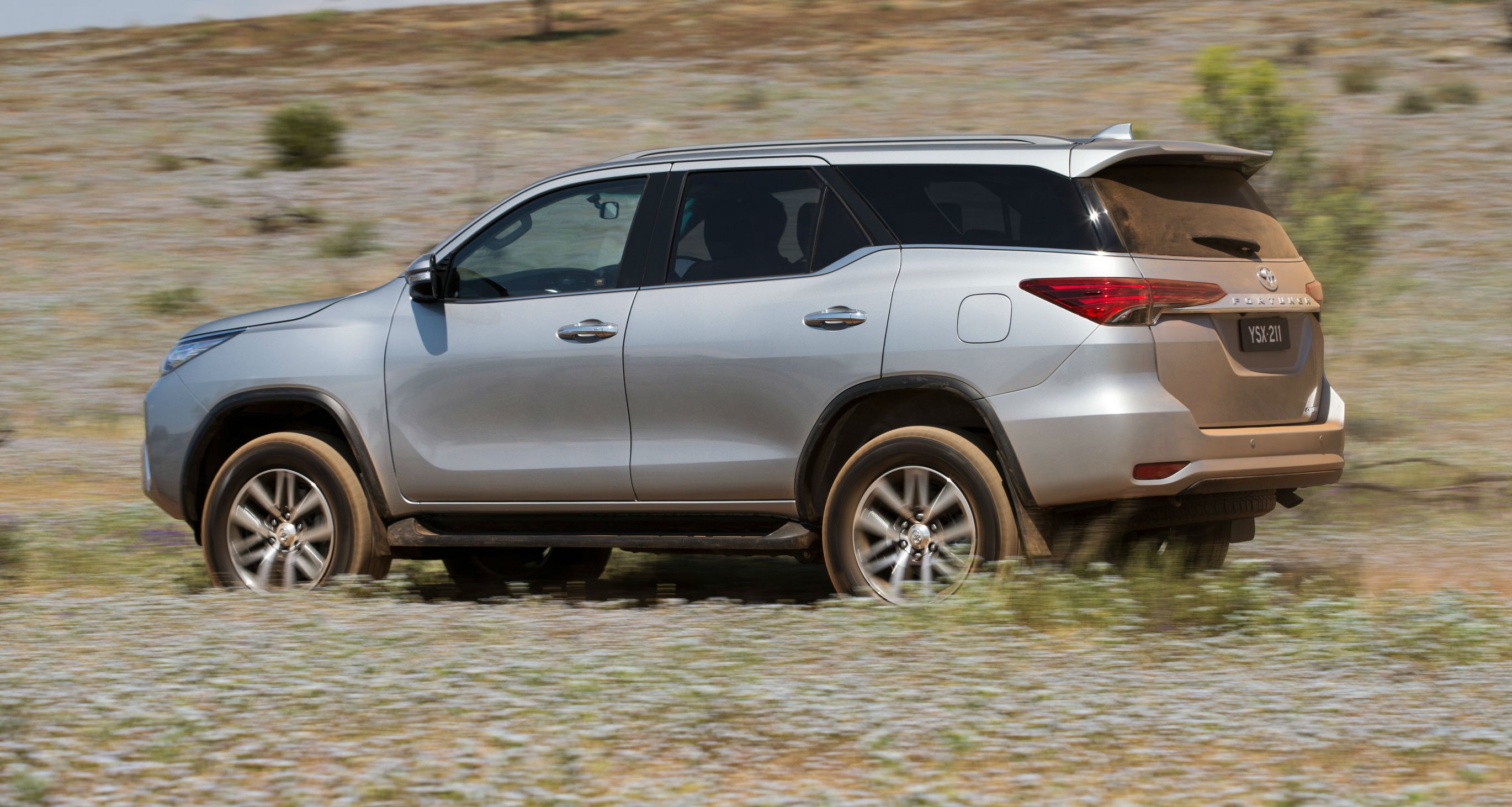 
Fortuner thế hệ mới cũng kh&ocirc;ng c&ograve;n sản xuất trong nước m&agrave; nhập từ Th&aacute;i Lan.

