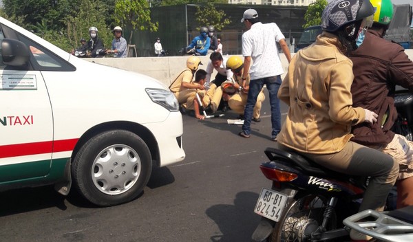 Phóng như điên rồi tông gãy chân CSGT