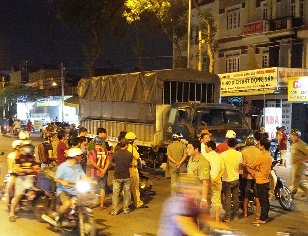 Né hàng rong dưới lòng đường, xe tải tông chết người