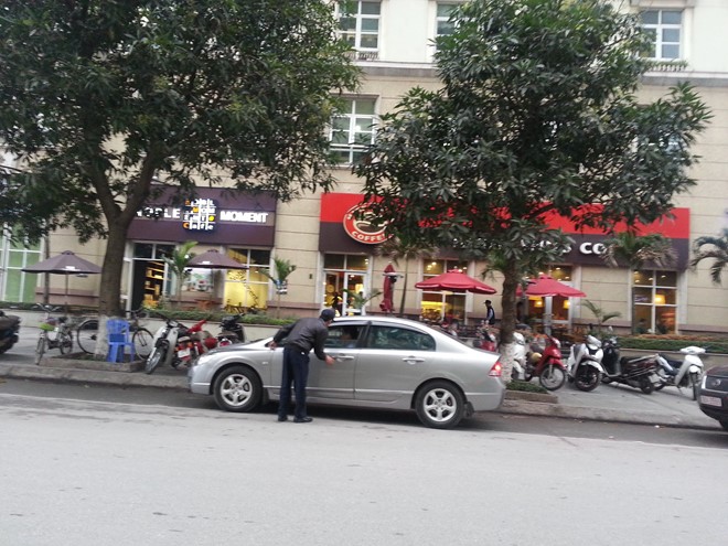 
Đi uống cafe kh&ocirc;ng biết đậu xe ở đ&acirc;u v&igrave; đa số qu&aacute;n x&aacute; đều kh&ocirc;ng c&oacute; b&atilde;i đỗ &ocirc; t&ocirc;!
