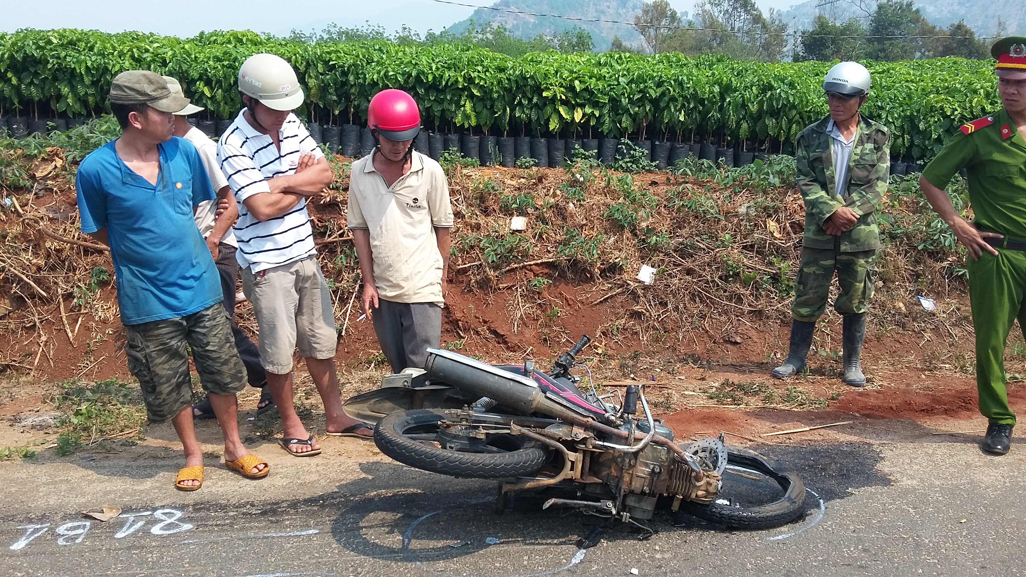 Xe máy và ô tô tông nhau, hai người thương vong