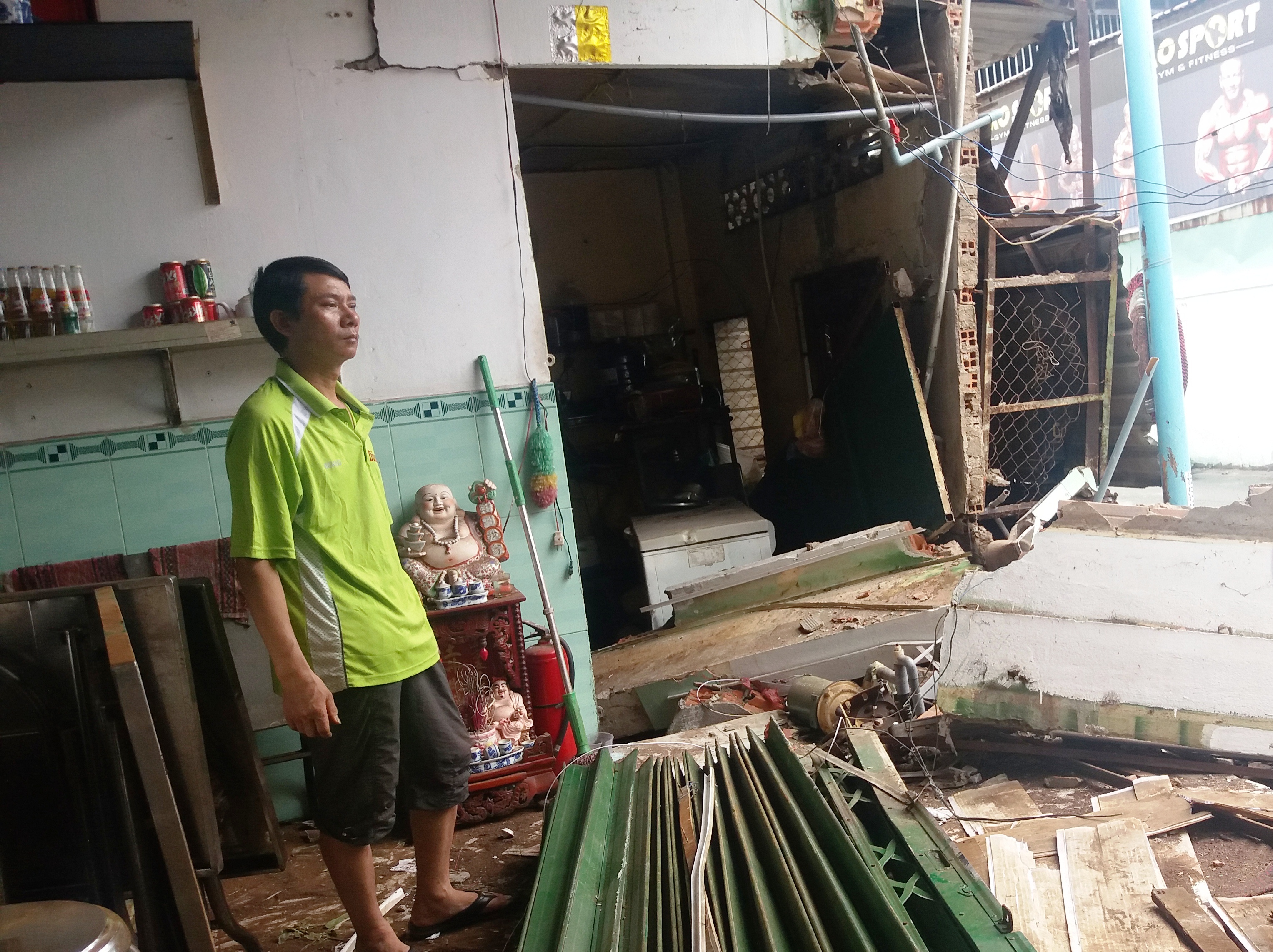 Xe tải tông sập quán phở