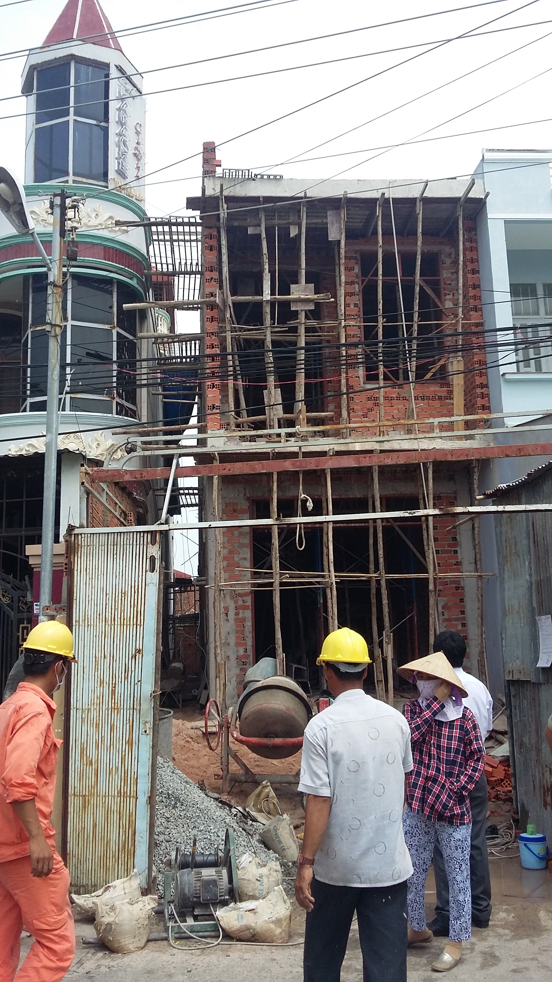 Sau tiếng nổ lớn, 2 công nhân bị điện giật nguy kịch