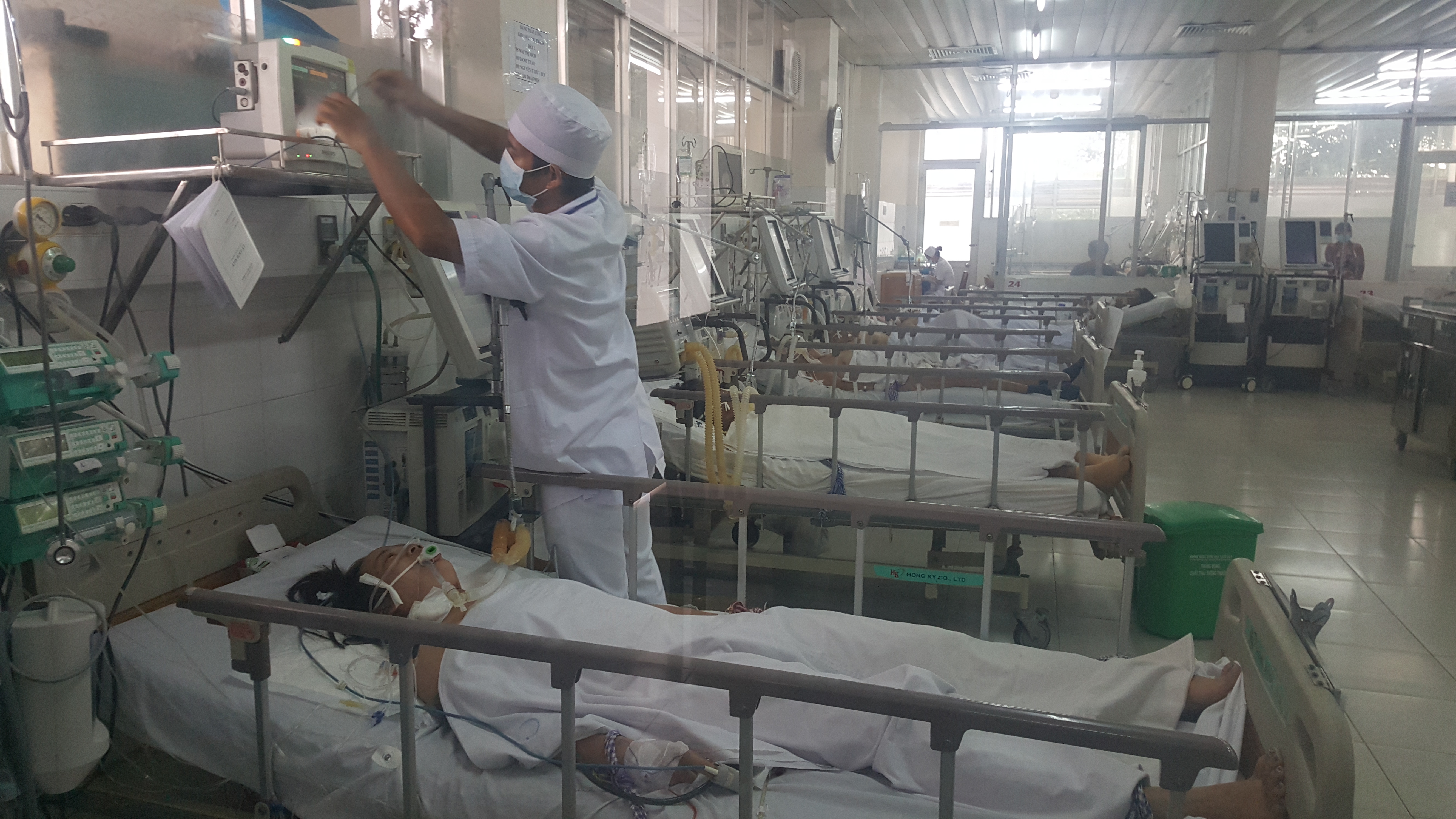 Chồng bị tố chiếm dụng 9 tỉ, vợ ép 2 con uống thuốc trừ sâu tự vẫn