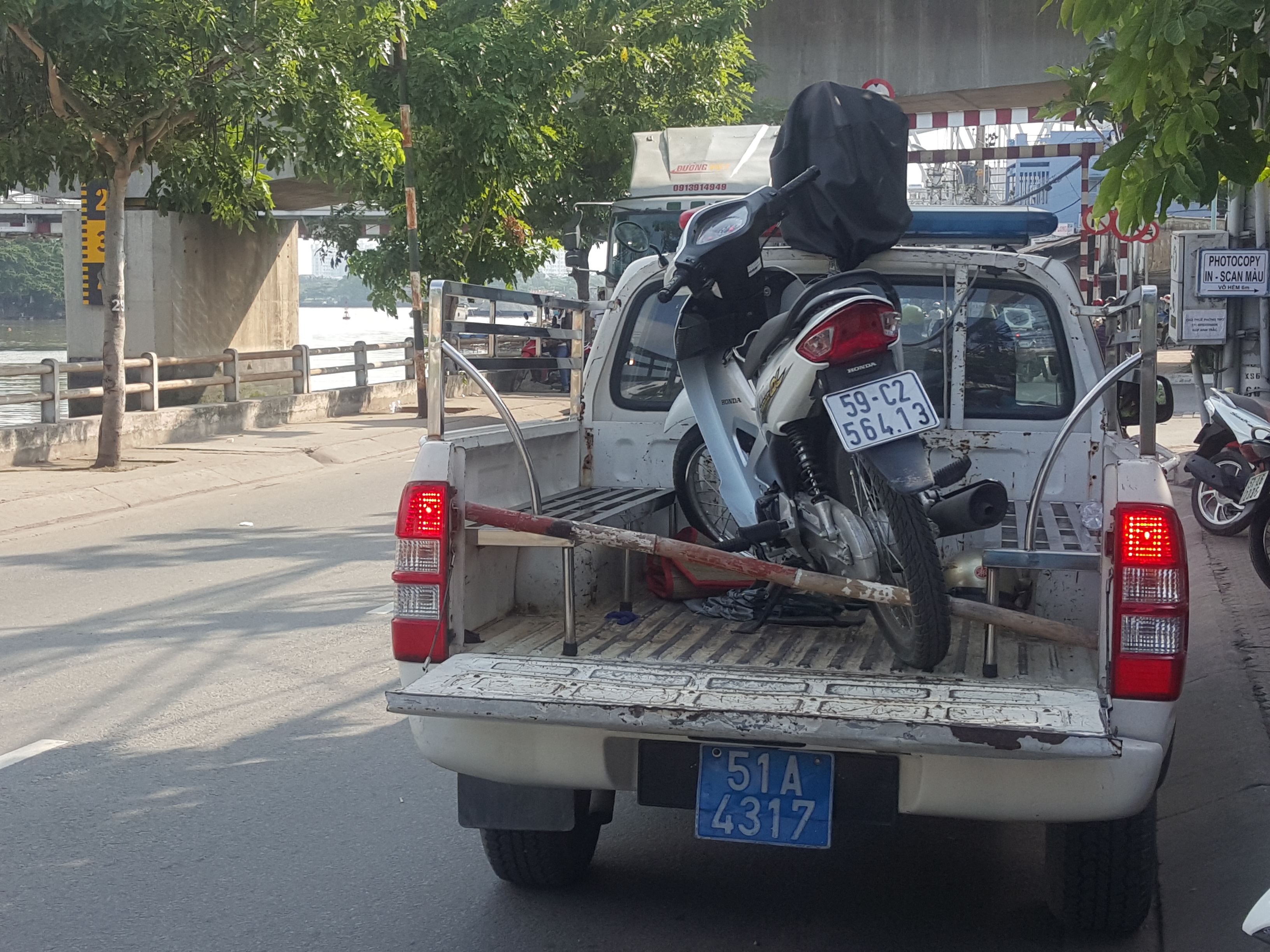 Hai thanh niên bị đâm chết tại cầu Tân Thuận