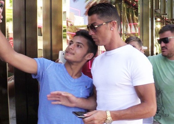Ronaldo lạnh lùng hất văng fan ở Las Vegas