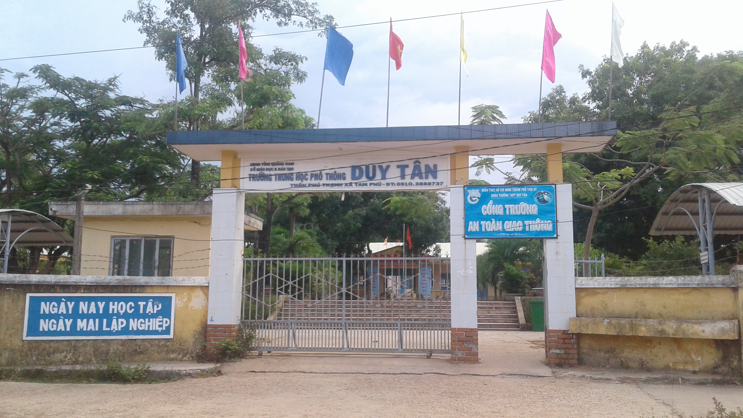 Khởi tố hiệu phó tống tiền nữ giáo viên