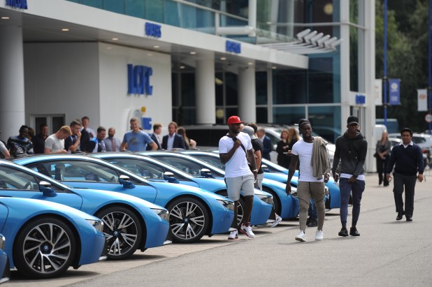Ông chủ Leicester City thưởng 19 xe BMW i8 cho các cầu thủ
