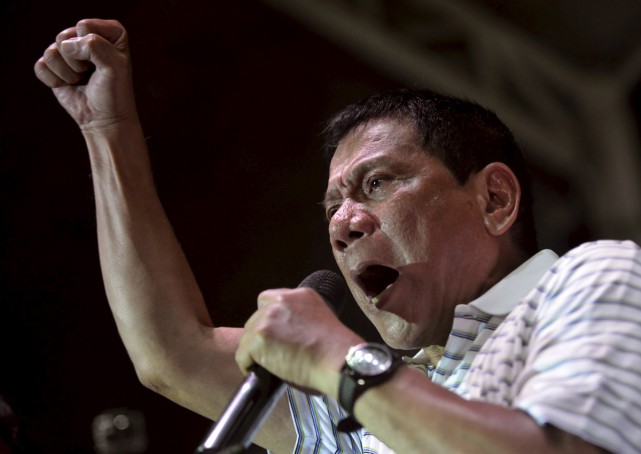 Họp báo nửa đêm, ông Duterte "đuổi" hết "người cũ"