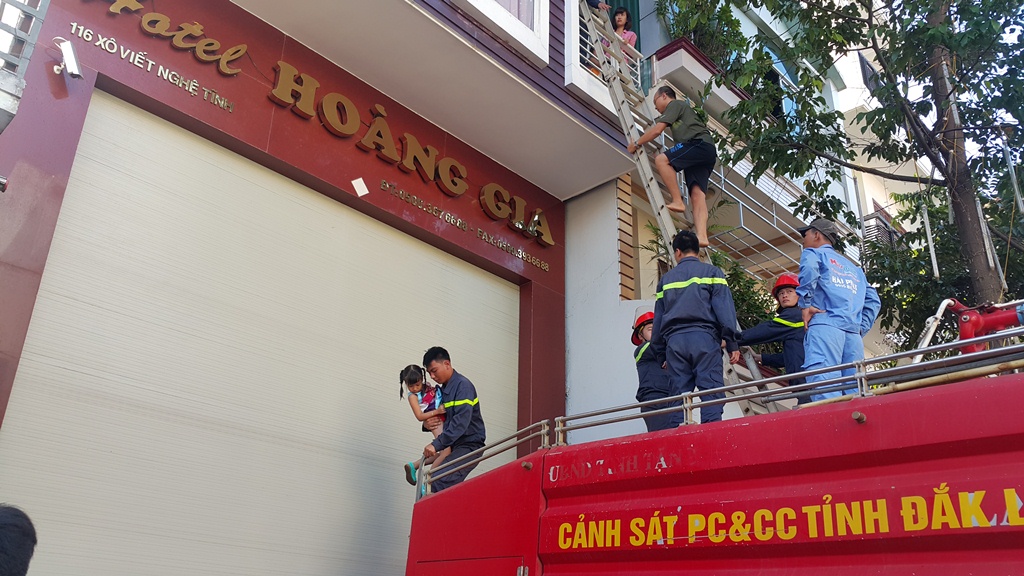 Mắc kẹt trong khách sạn, hàng chục du khách đu thang ra ngoài