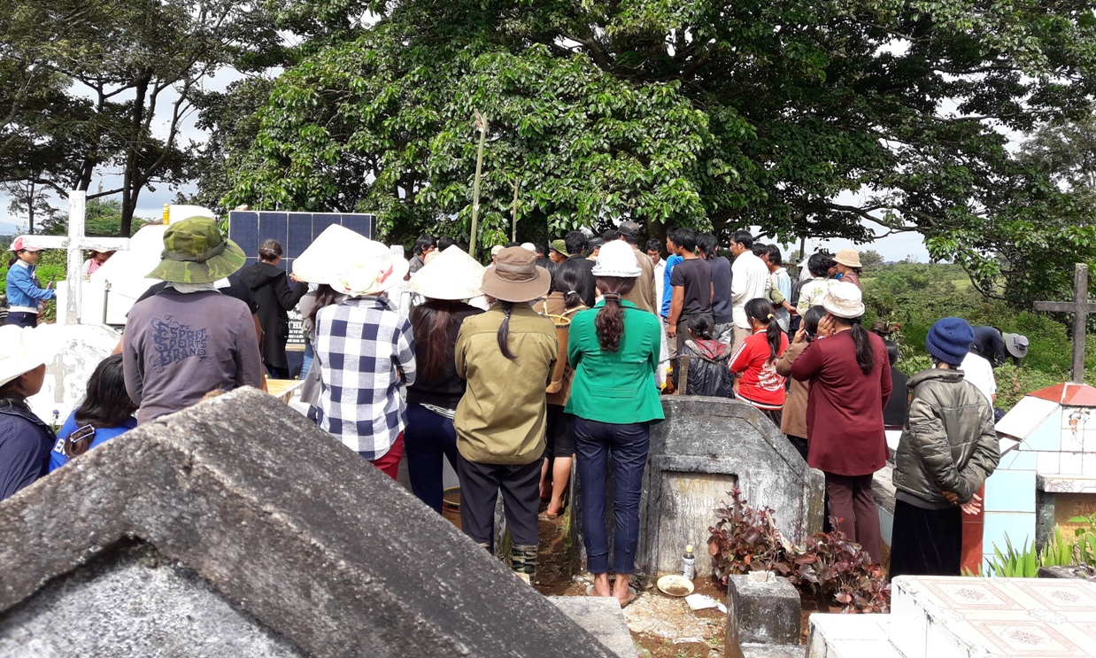 Chưa có quần áo mới, một học sinh treo cổ tự tử