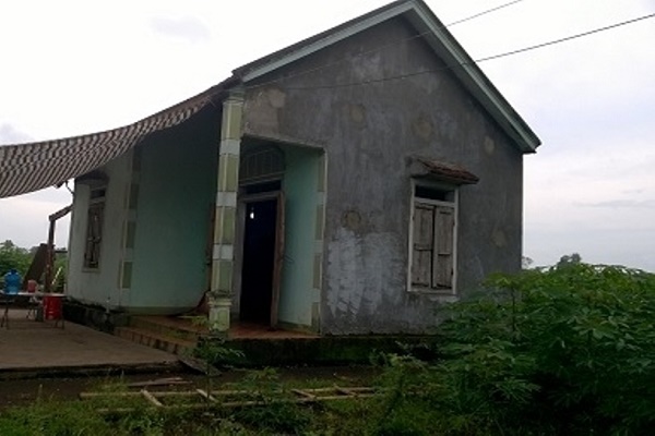 Nghịch tử cầm điếu cày đánh mẹ chết, vợ bị thương