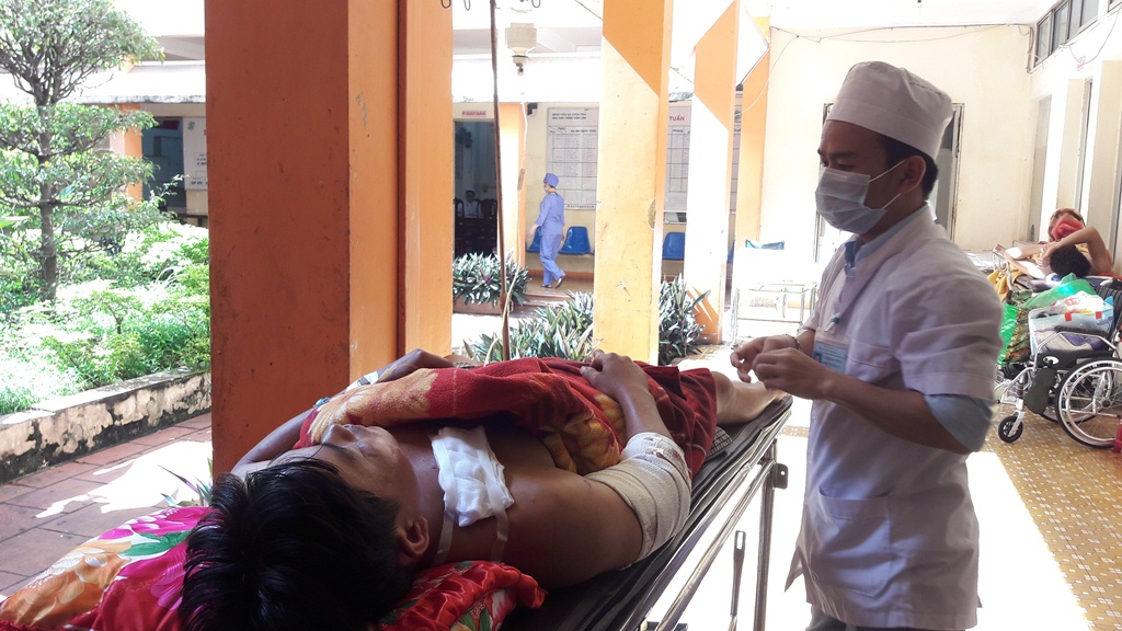 Nổ kinh hoàng khi cưa bom, 1 người bị nát cánh tay