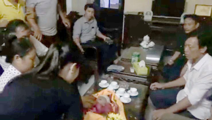 Người nhà mang thi hài trẻ sơ sinh đặt lên bàn giám đốc bệnh viện