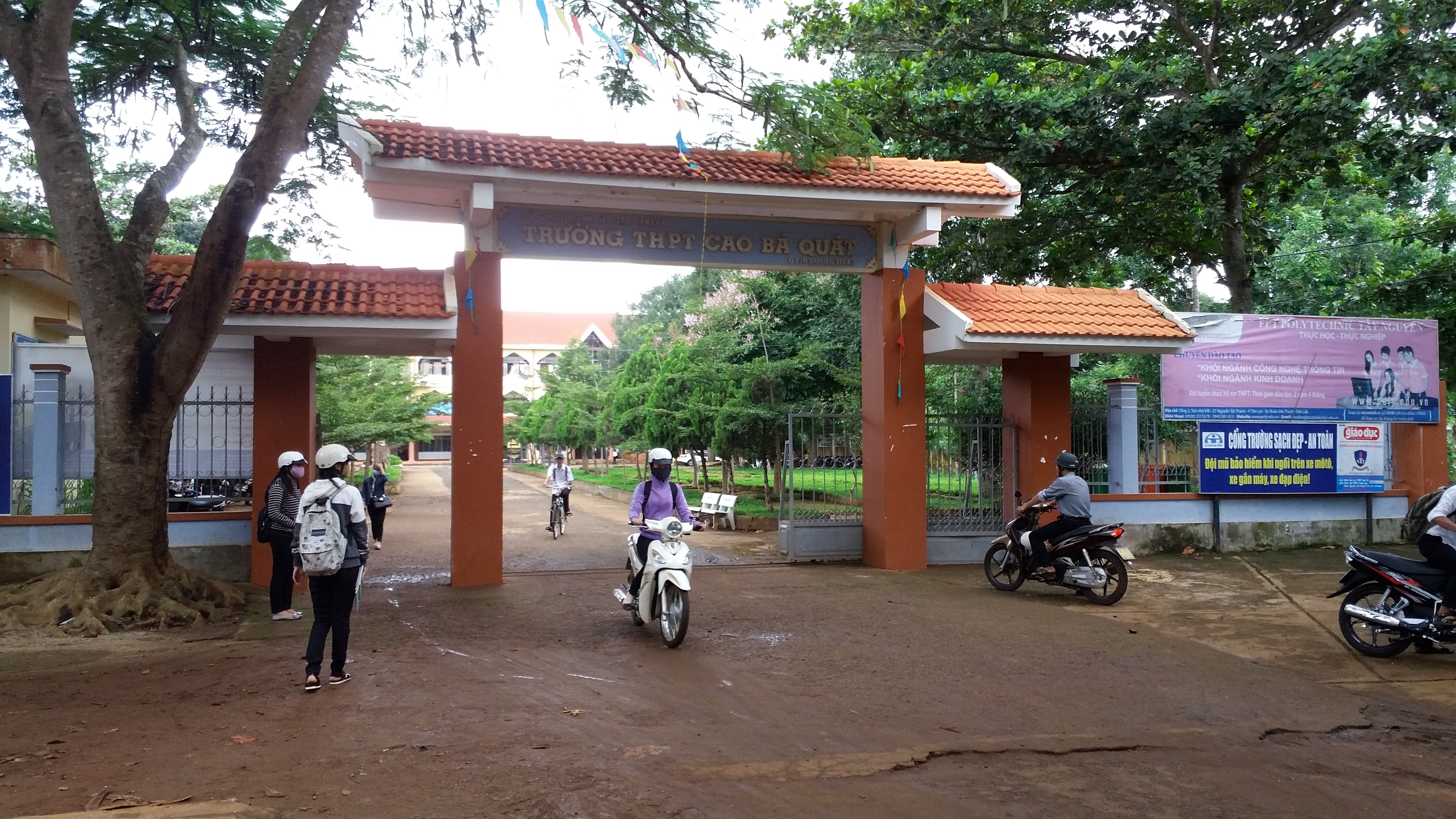 
Trường THPT Cao B&aacute; Qu&aacute;t nơi l&ugrave;m x&ugrave;m việc dạy th&ecirc;m

