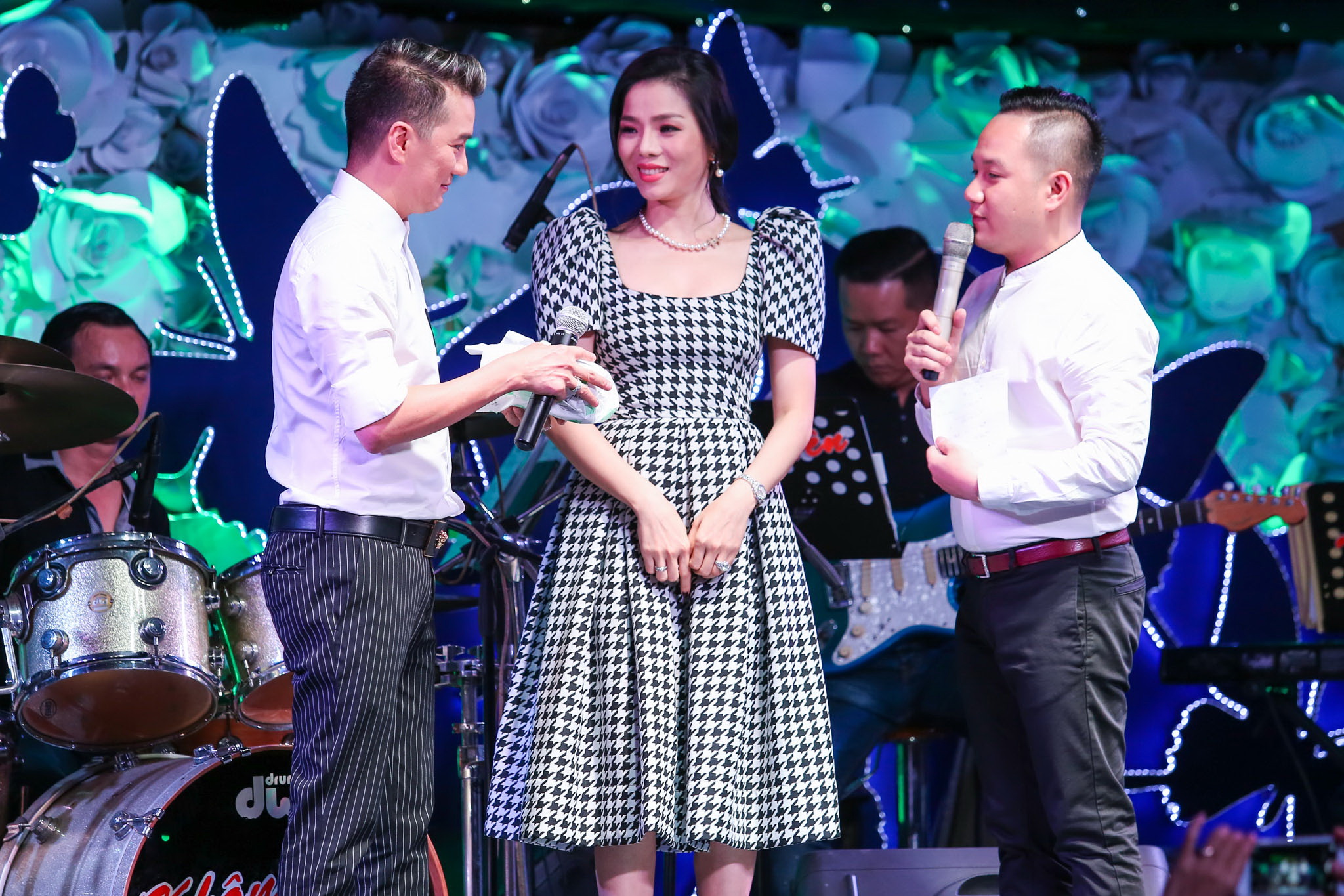 Đồng nghiệp tặng 300 triệu đồng cho ca sĩ Minh Thuận