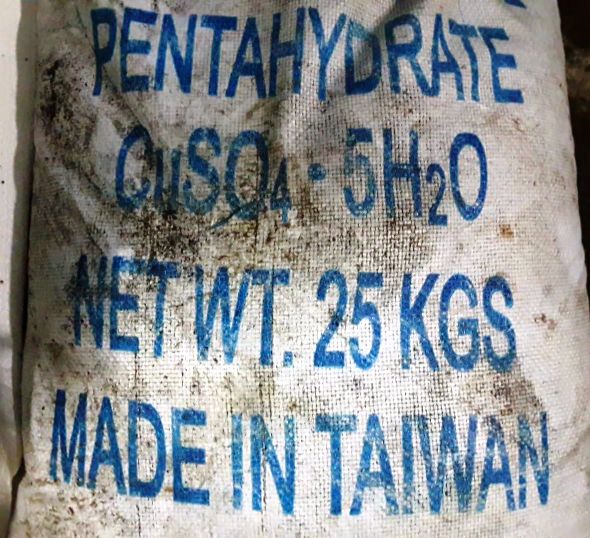 Những bao phân bón hóa học đơn nguồn gốc từ Trung Quốc được cơ sở dùng để pha trộn.