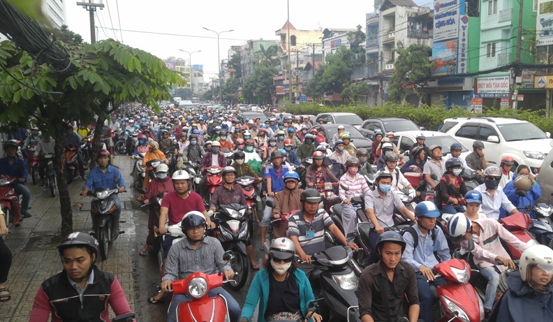Trong khi đó, đường Cộng Hòa hướng vào trung tâm TP, một số đoạn cũng bị kẹt xe nghiêm trọng. Nhiều vị trí, ô tô liên tục chuyển làn rẽ phải vào đường nhánh hoặc các cơ quan, tòa nhà bên đường gây cảnh xung đột cho các chiều lưu thông