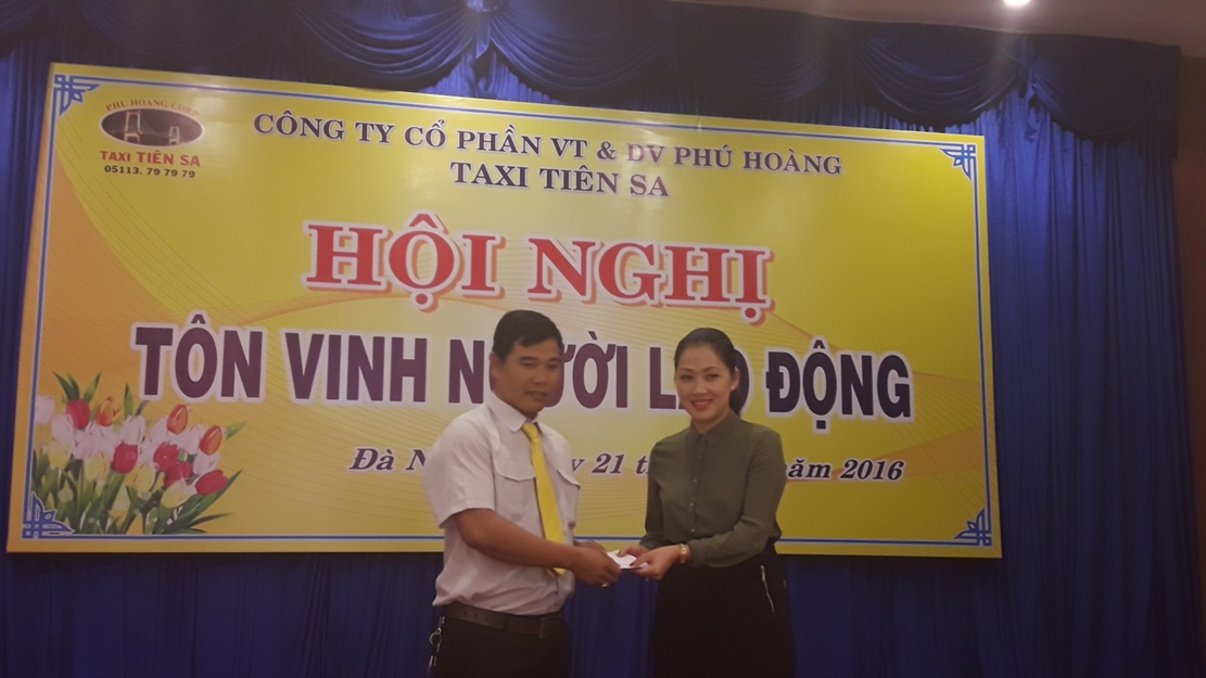 T&ocirc;n vinh t&agrave;i xế Taxi Ti&ecirc;n Sa